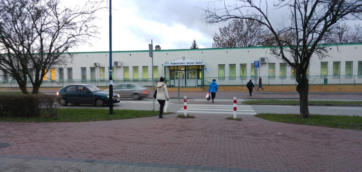 Zdjęcie przedstawiające przód budynku Powiatowego Urzędu Pracy w Radomsku